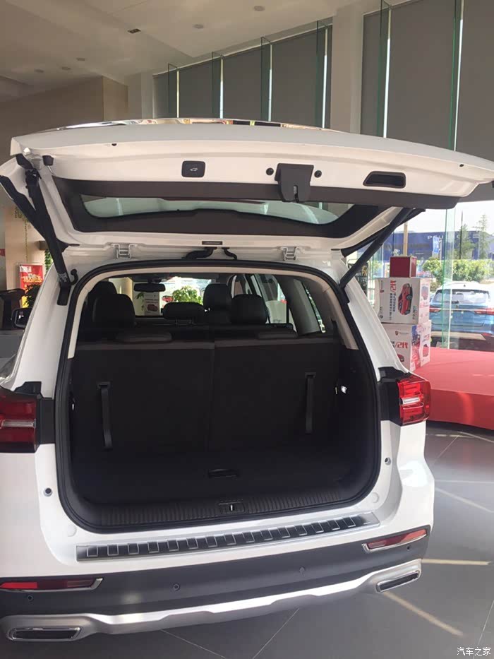 后备箱有点