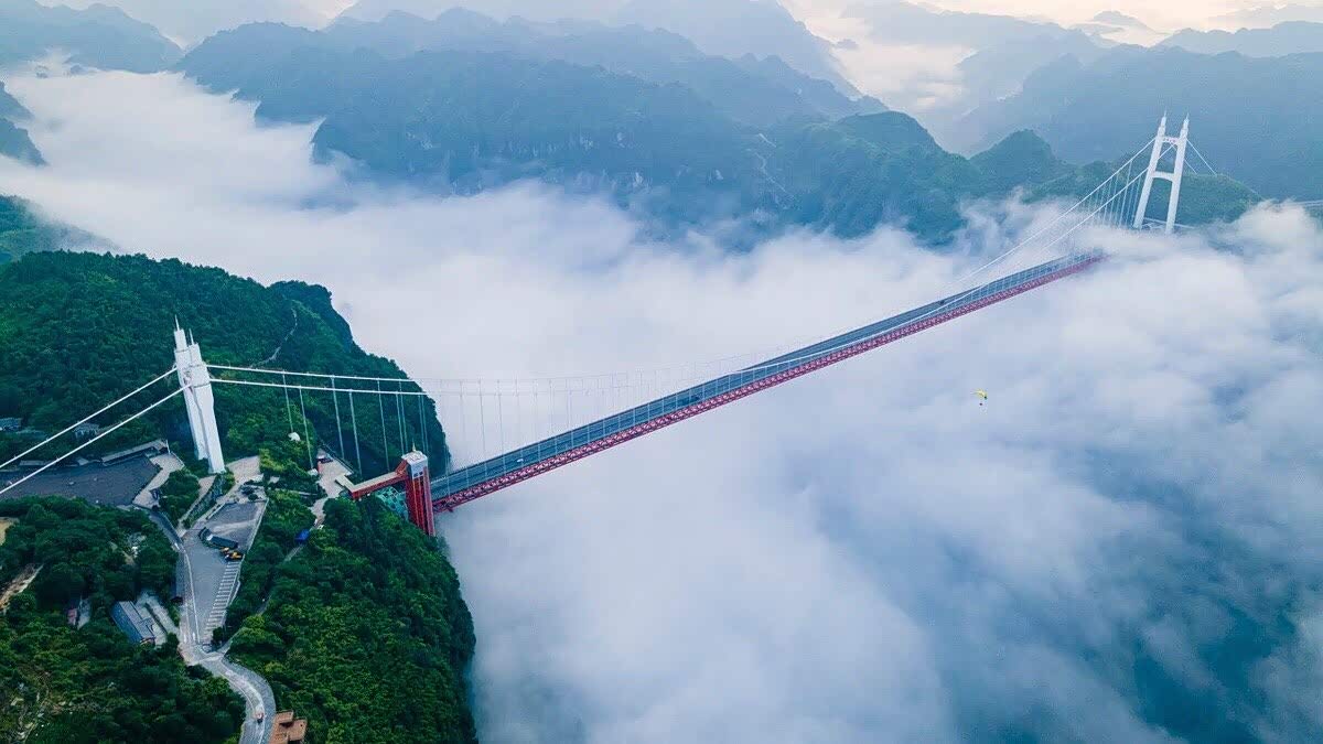 湖南省湘西土家族苗族自治州吉首市矮寨镇矮寨特悬索桥云海缭绕