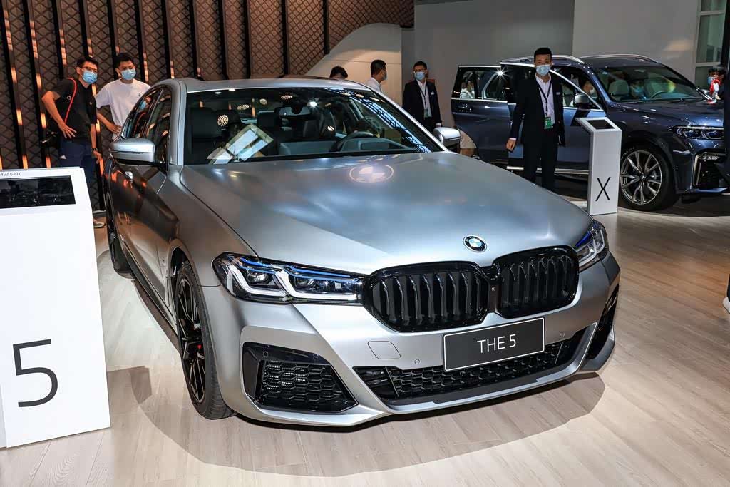 2020款的宝马540i 配上这个银灰色,非常的犀利.