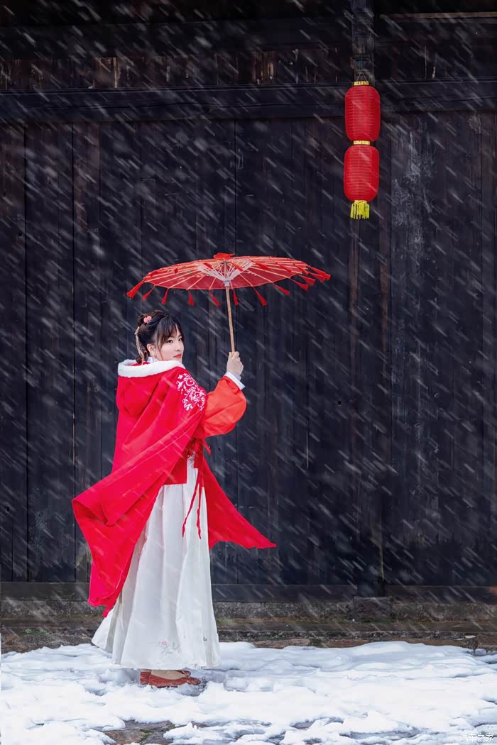一袭红袍加身愿来年风调雨顺