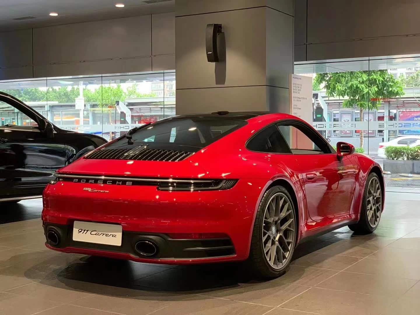 保时捷911胭脂红黑内帅的可爱啊