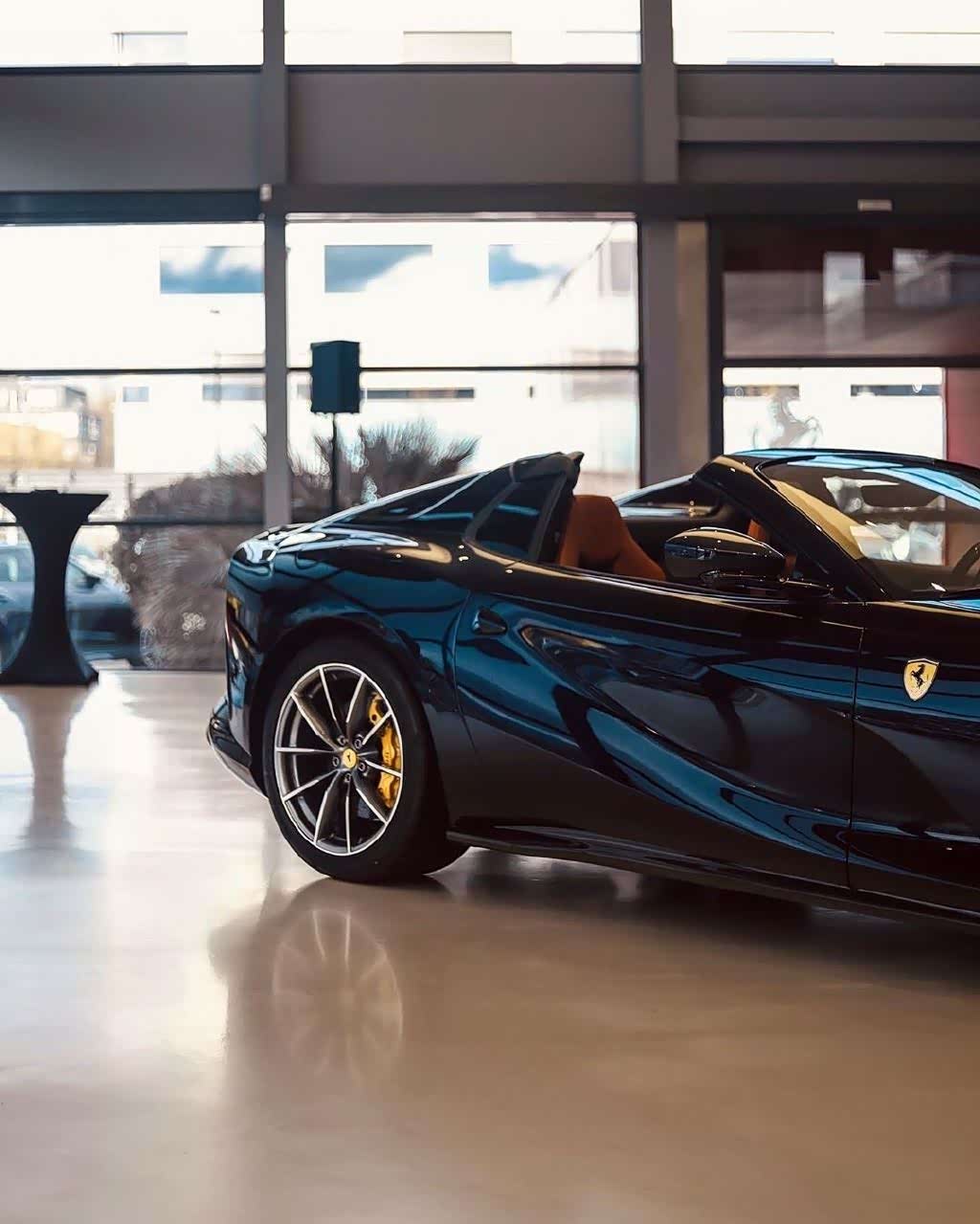 图 法拉利812gts.敞篷非常的引人为傲,很拉风.