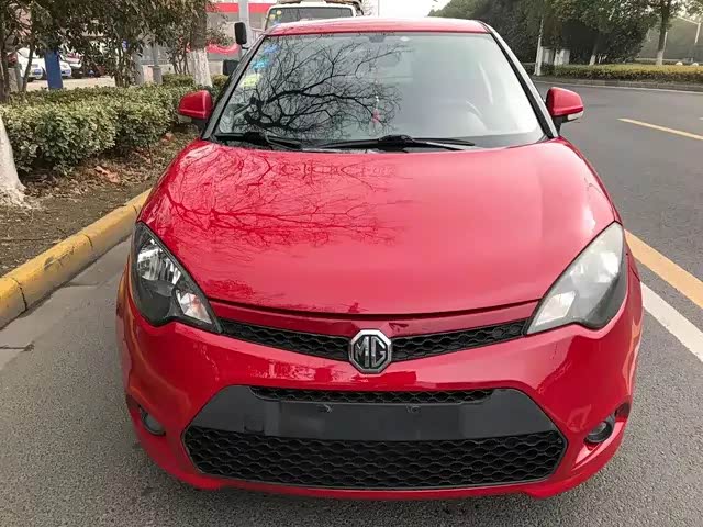 名爵3的轮廓也比较类似于mini车型,事实上它也有着双色车身