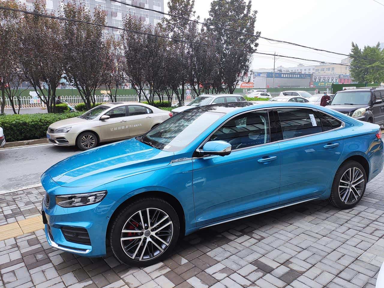 吉利星瑞显得更宽敞且低趴