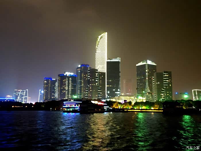 亮灯后的国金中心,流光溢彩,散发着迷人的光芒,和湖西的灯光群遥相