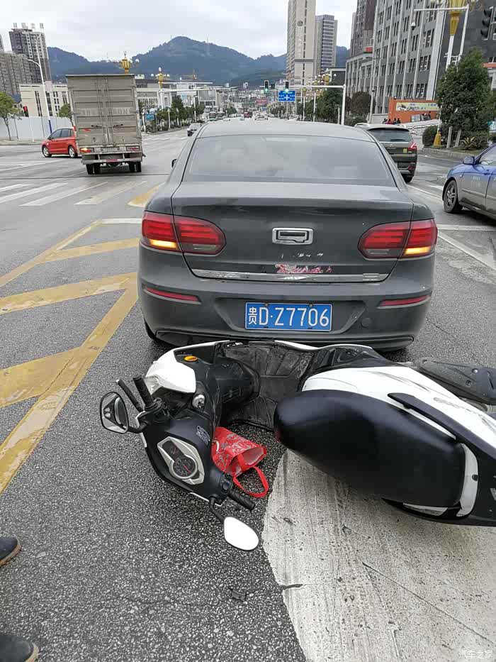 电动车掉了些渣,我的后杠有点伤漆面