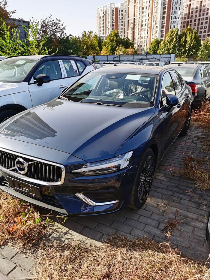 2021款牛仔蓝色的沃尔沃s60验车完毕准备提车