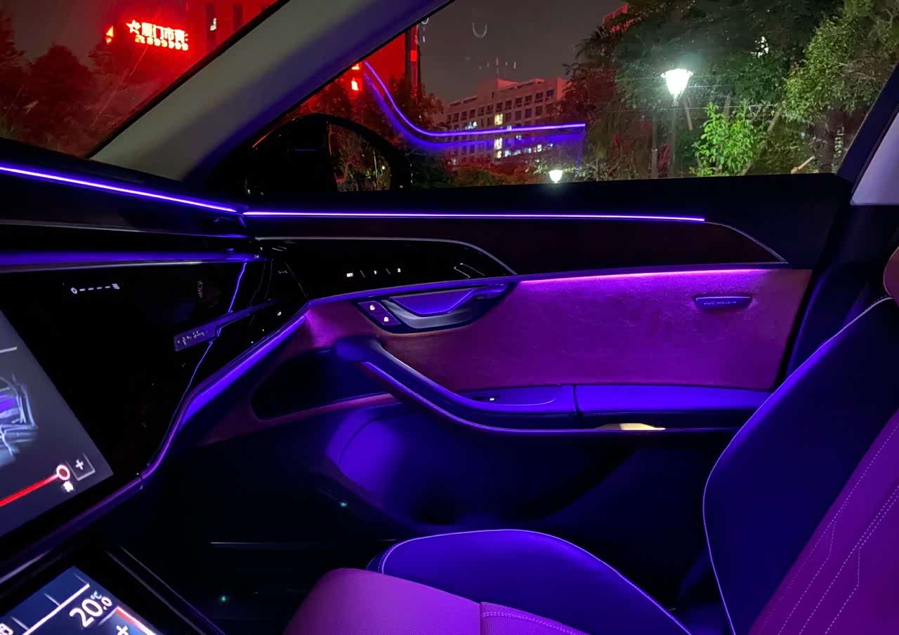 奥迪a8内饰氛围灯还是蛮有气氛的哈