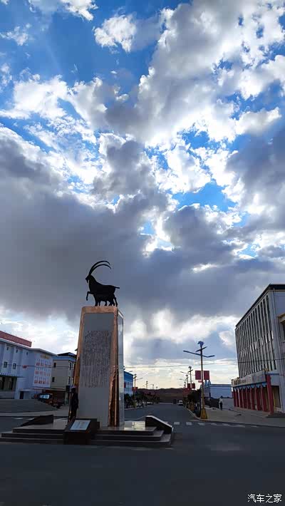 马鬃山镇的地标.镇子东西,南北长度不过400m,极其袖珍的小镇