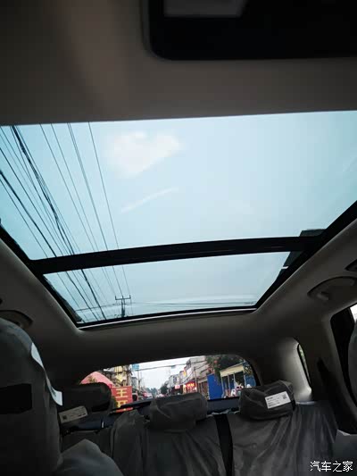 超级大的全景天窗,坐在车里面很敞亮!档次!