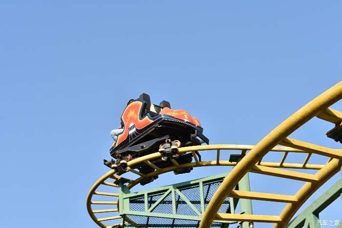 爱车作业大征集走进游乐场体验自旋滑车的刺激感