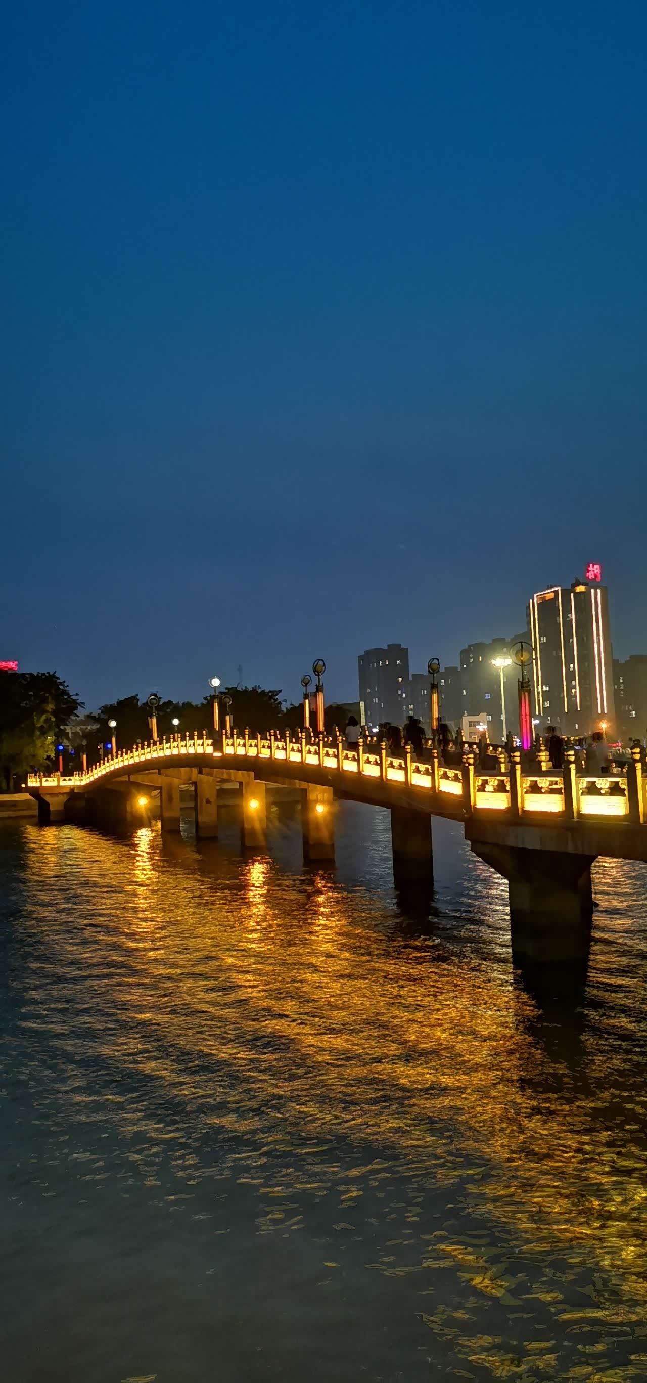 大洼西湖夜景灯光璀璨平静的湖面非常漂亮