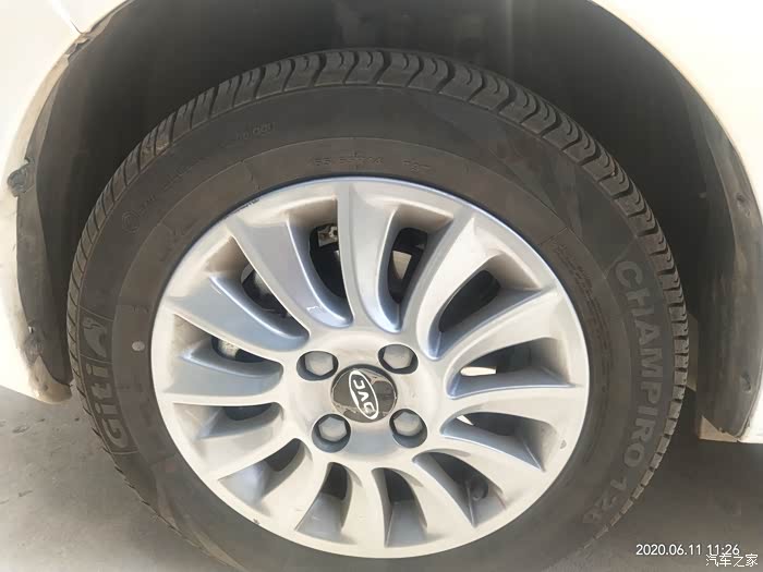 然后轮胎的尺寸也是非常的够用,跑高速的时候非常的稳,非常的有抓地力