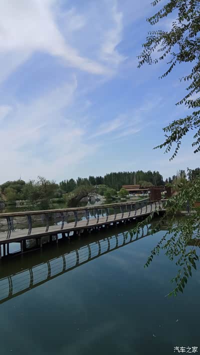 好车辆少,一定要慎重驾驶,安全礼让,在通过横风区路段时更要小心驾驶