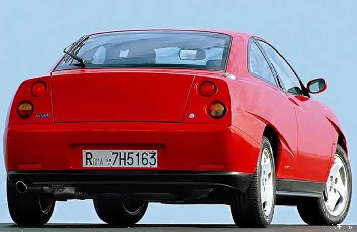 极具时代印记的经典跑车菲亚特古贝锐利的外表穿刺的舷线