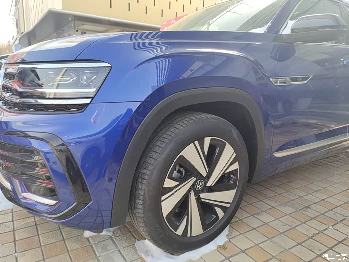 阳光下的你很靓眼蓝色的途昂x