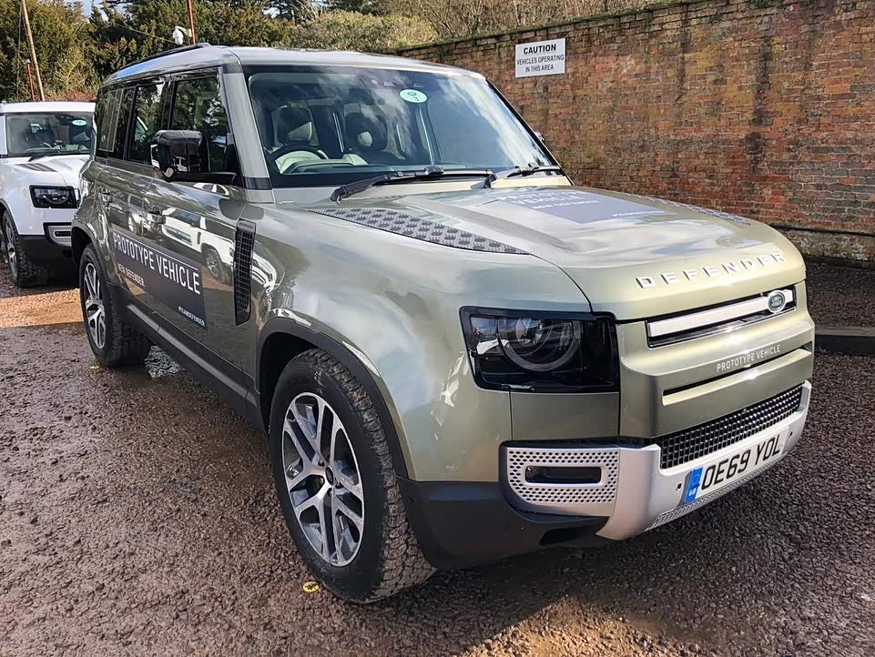 时尚硬朗的设计全新路虎卫士海外实车街拍