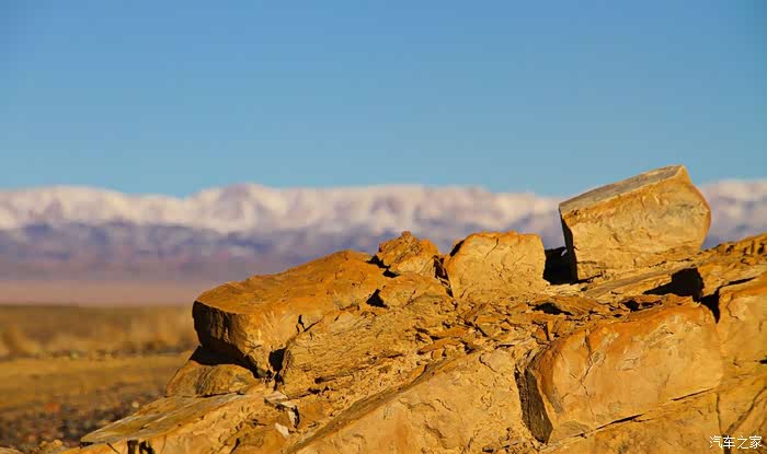 这里高低起伏的垄岭,如同蛟龙飞腾于怒海;高处的山脊又如古城墙