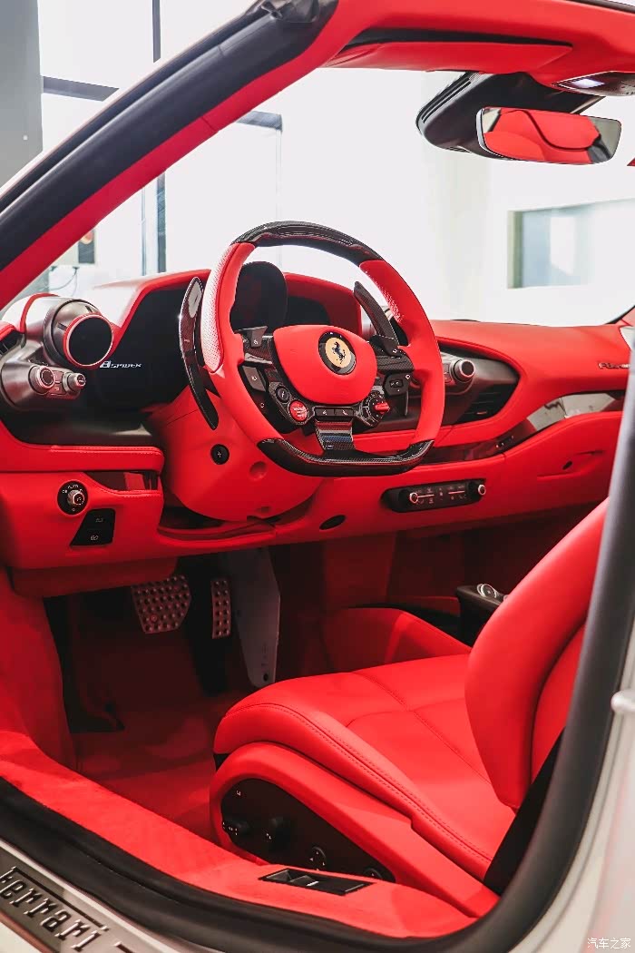 法拉利f8跑车红色的内饰真美