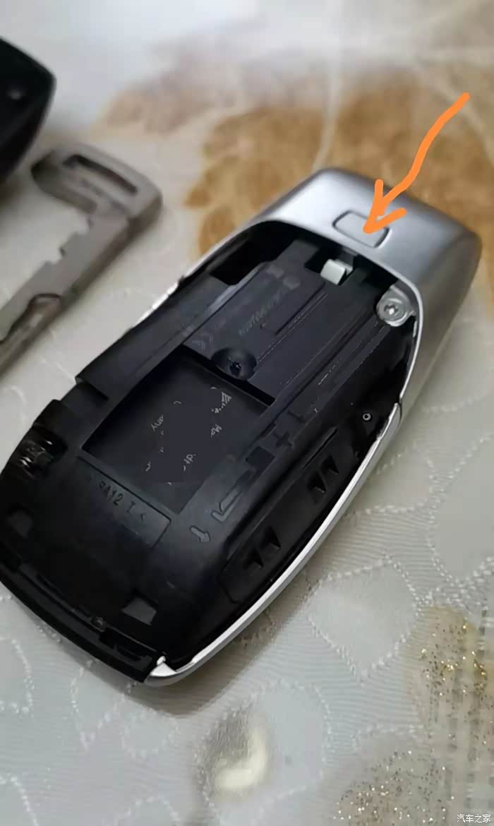 更换奔驰c级车钥匙电池