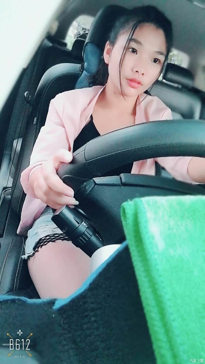 我们的美女开始开车了老湿机!