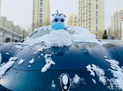 车上的小雪人
