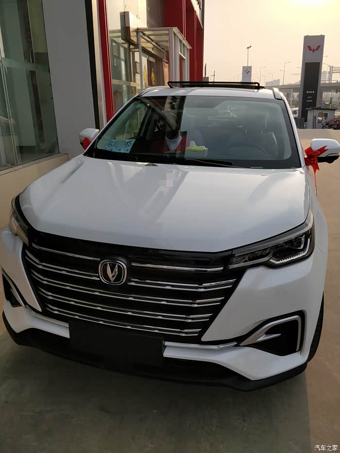 大气的前脸延续着cs75plus家族御岳的设计,更加的大气,平行式的led日