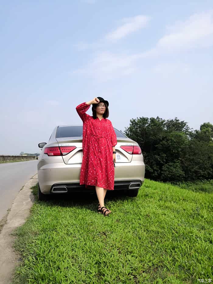 媳妇当车模绥江湿地公园媳妇与小金gl争相斗艳