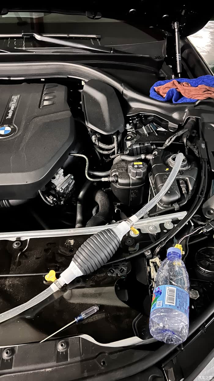 宝马5系20款 530li g38底盘代号 副水壶漏冷却液打胶处理10元搞定