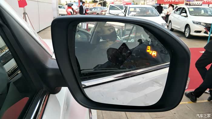 倒车镜角角上黄灯是干什么的?看着好奇怪