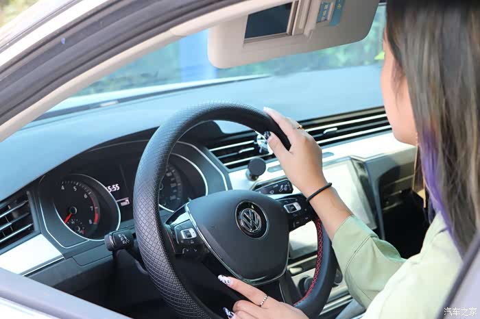 美女当车模谈谈迈腾深度用车感受