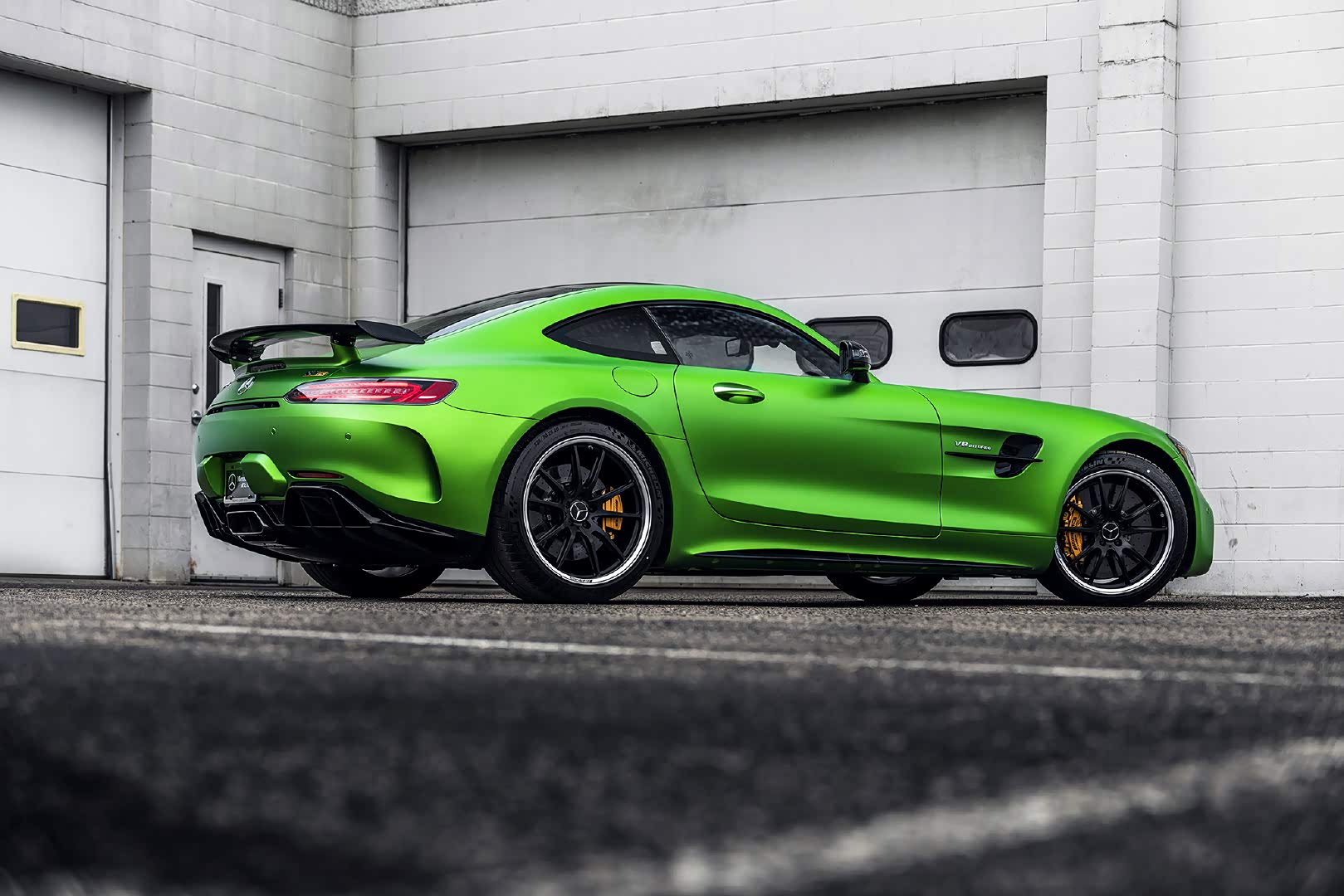 一台犹如绿色精灵的奔驰车