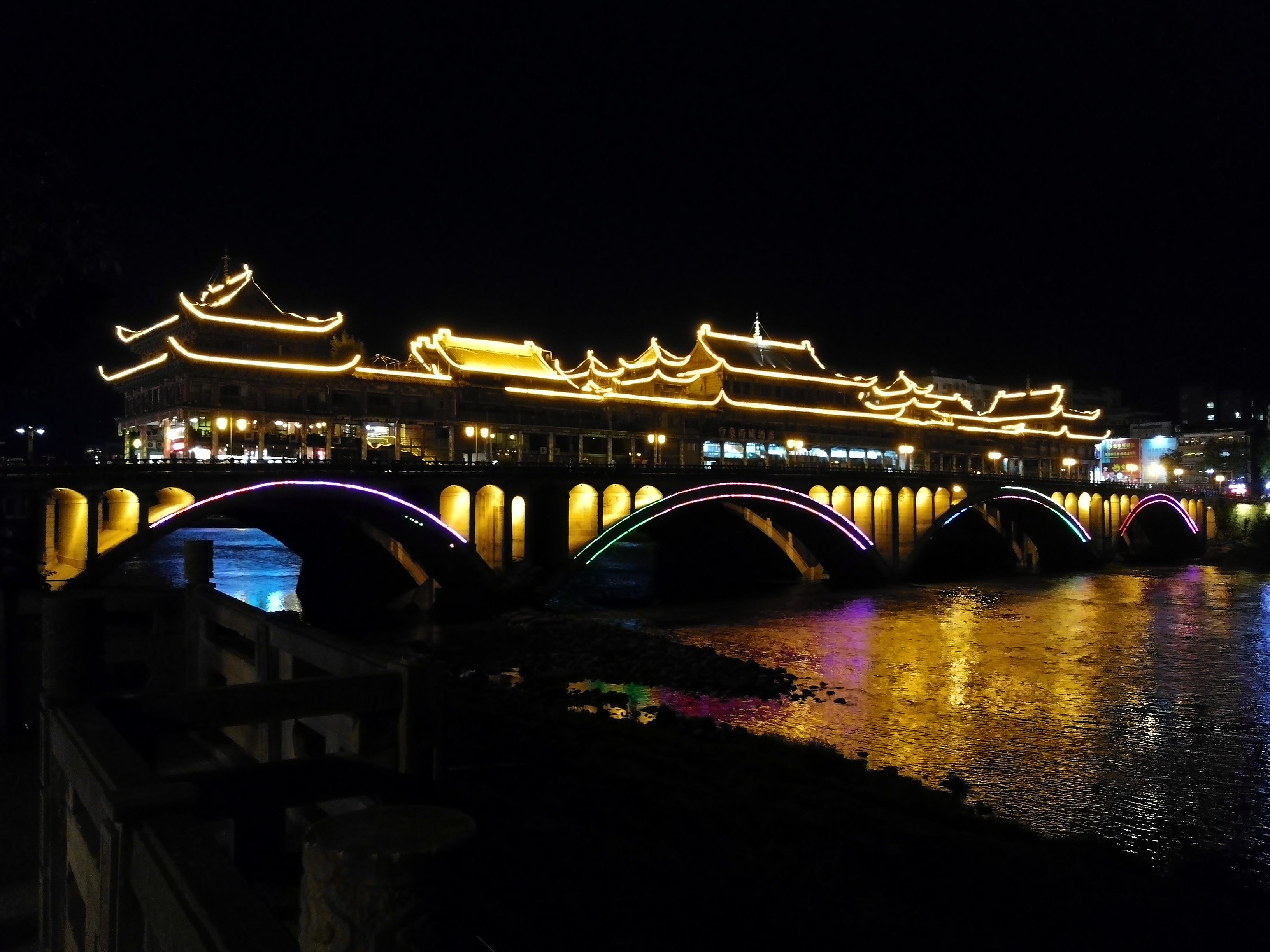 目前國內最最大的廊橋,也雅安城市標誌性建築,夜景十分漂亮