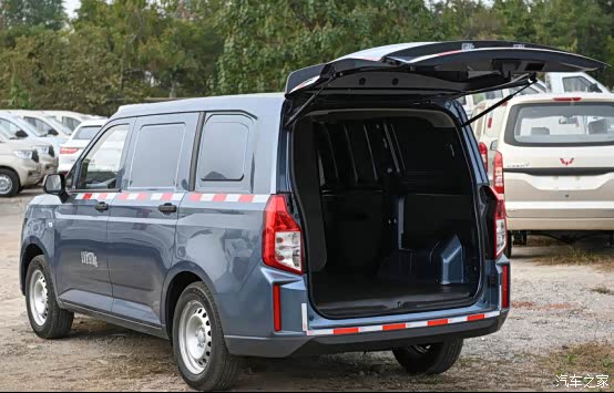 跟老爸去看车,中意五菱宏光plus封窗版