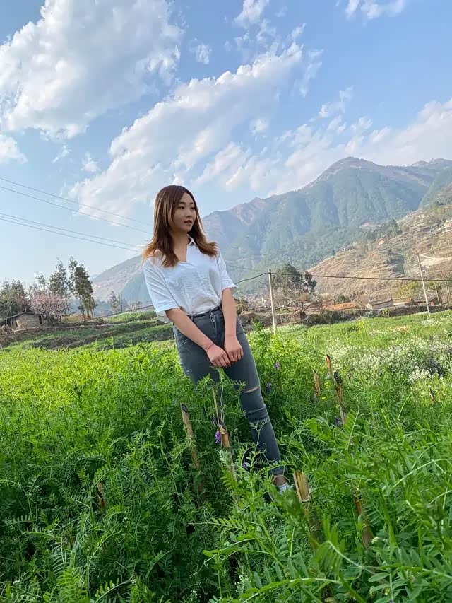 美女阳光灿烂的笑容,值得点赞.