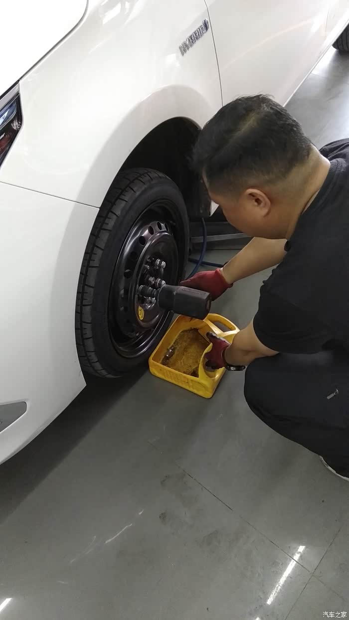 3768 | 回复: 24 卡罗拉论坛 新车一个月,路遇大坑,爆胎……备胎落地