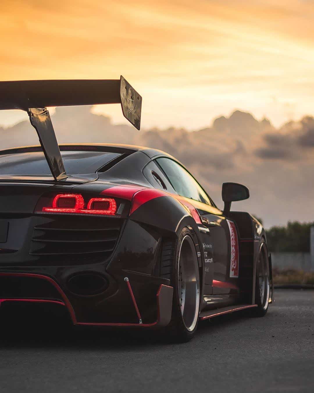 奥迪r8尾翼上的表情包很可爱