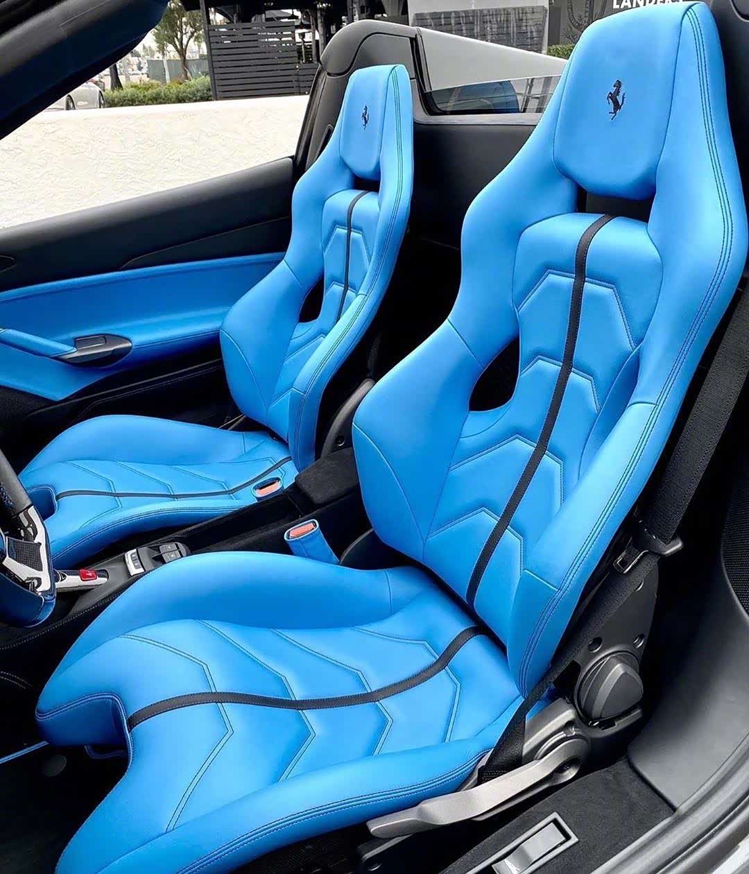 头一次见到天蓝色的法拉利座椅配色!好帅啊
