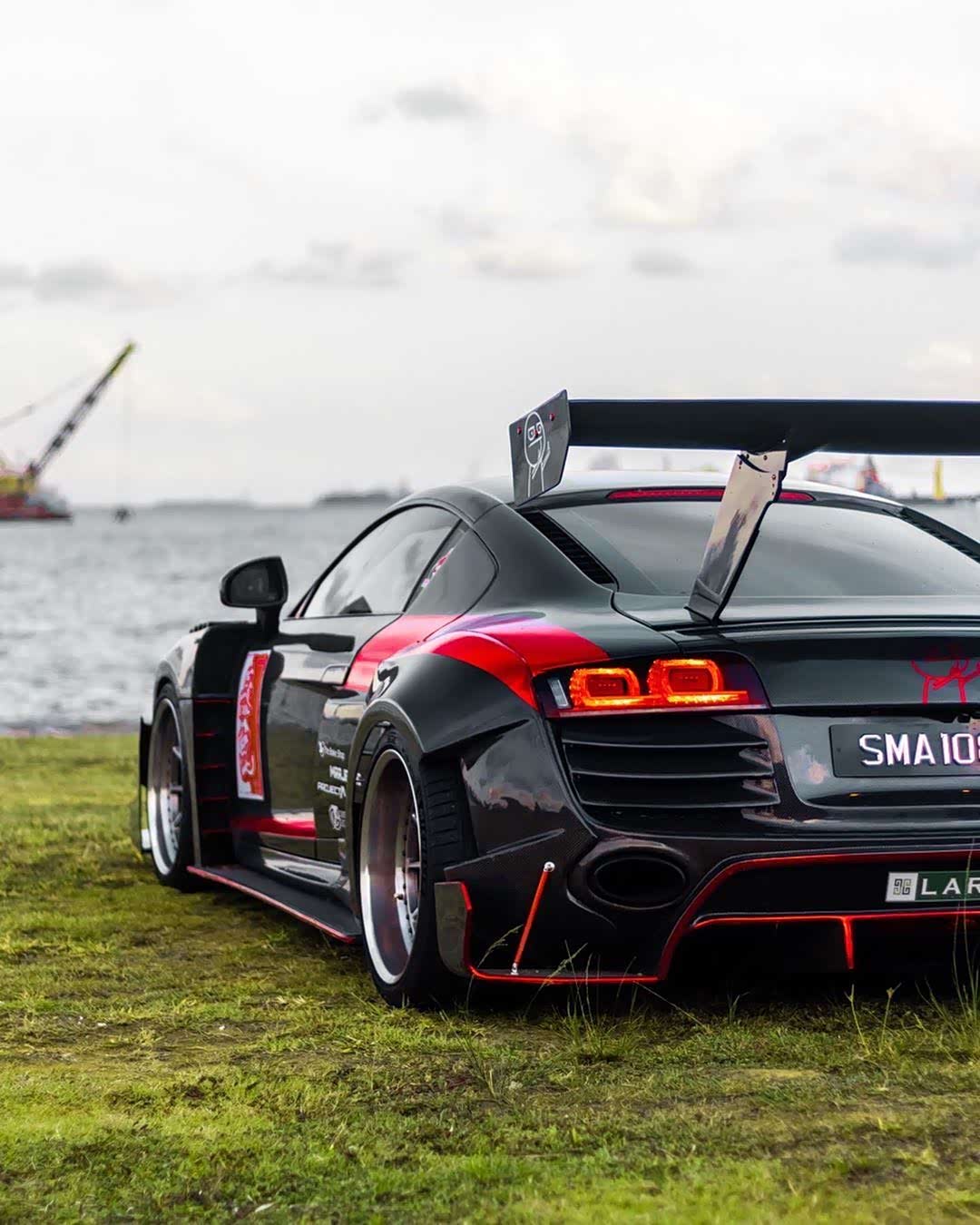 奥迪r8尾翼上的表情包很可爱