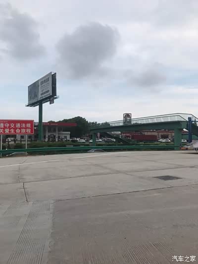 路过公岭服务区,吃点小吃充饥