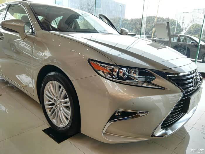 第一次去雷克萨斯4s店,进就被此车俘获了,爱!喜欢金色!展车照!