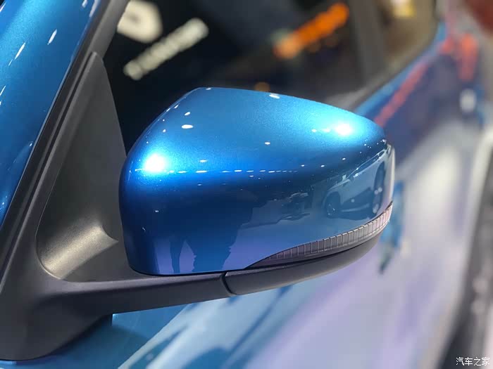 我去,蓝色竟然金属漆,我感觉我买亏.