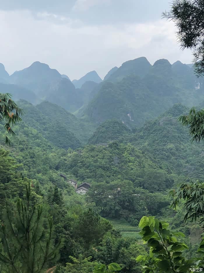 山坳里有几户人家,可能没什么人了,现在大山里农村的年轻人都外出务工