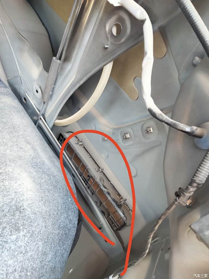 【图】后备箱排气通风孔_轩逸论坛_汽车之家论坛