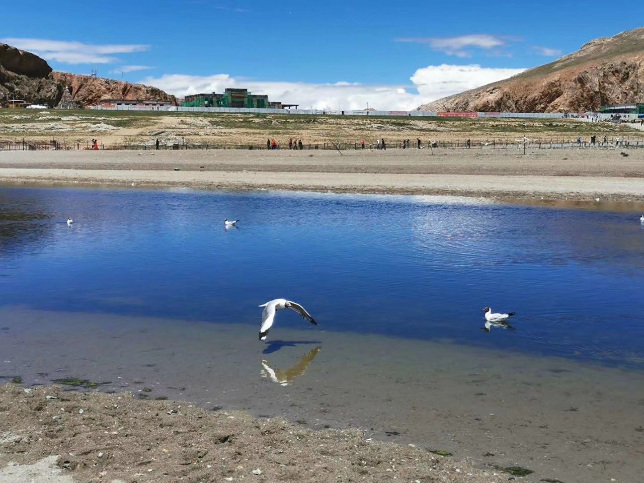 納木措此湖像藍天降到地面故稱為天湖