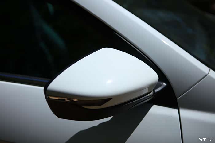 精巧的后视镜,带有电动调节的功能,锁车的时候自动折叠,方便又智能