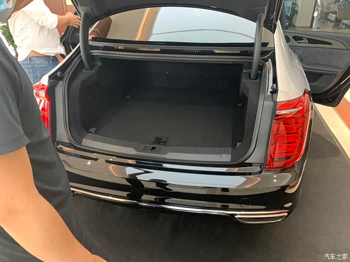724 | 回复: 0 红旗h9论坛 终于等到h9有实车看了个人感觉h9后备箱