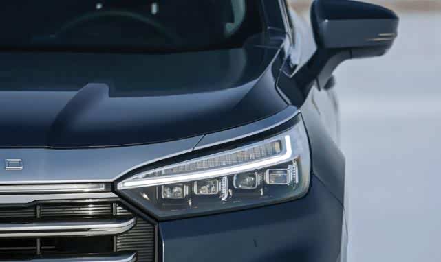 独具一格的贯穿式led大灯镀铬饰条格栅连为一体相得益彰