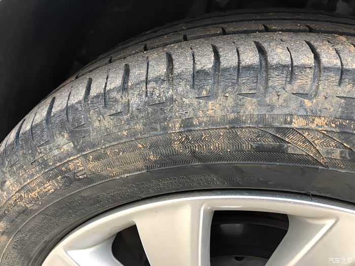 轮胎有裂纹