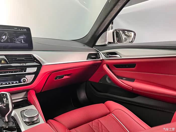 宝马五系波尔多红内饰